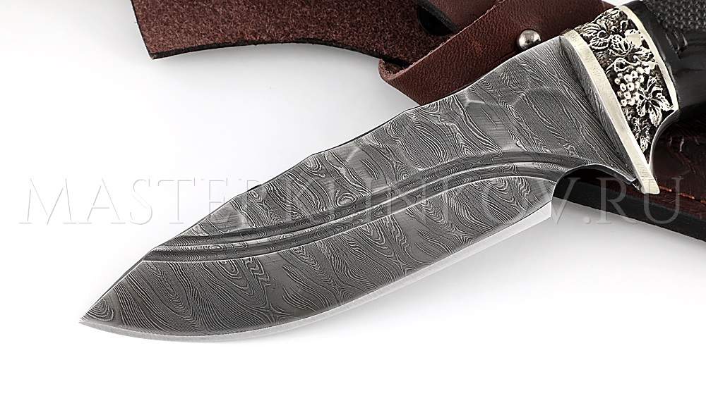 Нож из дамасской стали Бобр, долы, камень, рукоять - черный граб, резьба, литье