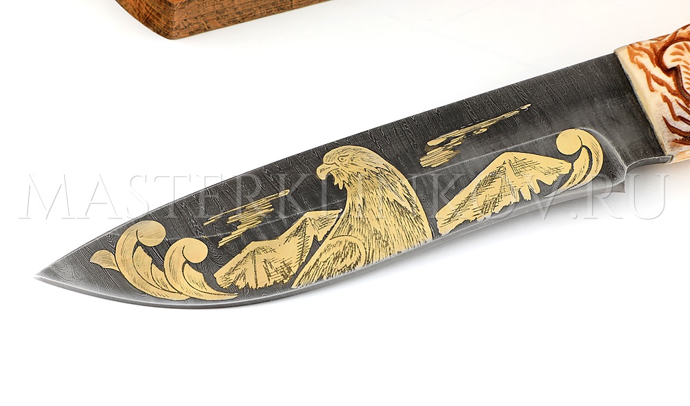 Нож из дамасской стали Беркут, гравировка золочением, рукоять - подставка- рог лося, резьба