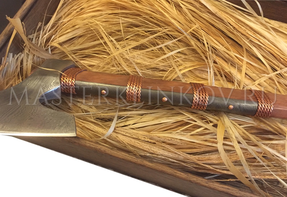 Кованый топор Варяг из дамасской стали, оформление рукояти - кожа, бронза