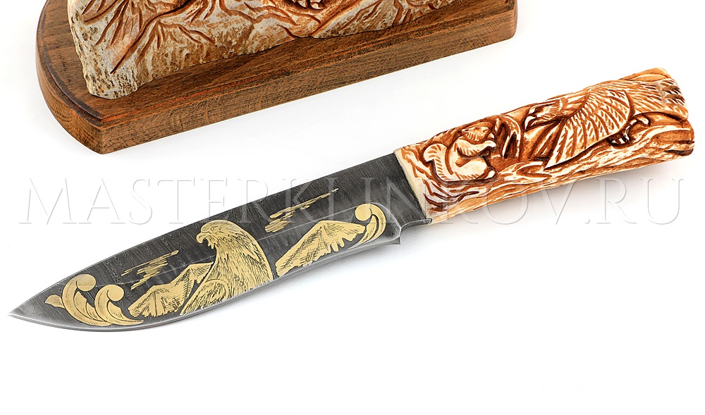 Нож из дамасской стали Беркут, гравировка золочением, рукоять - подставка- рог лося, резьба