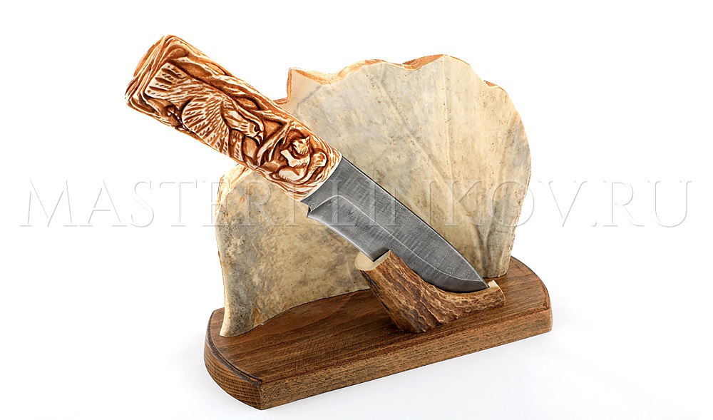 Нож из дамасской стали Беркут, гравировка золочением, рукоять - подставка- рог лося, резьба