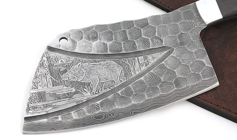 Тяпка цельнометаллическая из дамасской стали, оформление - долы, камень, гравировка Кабан