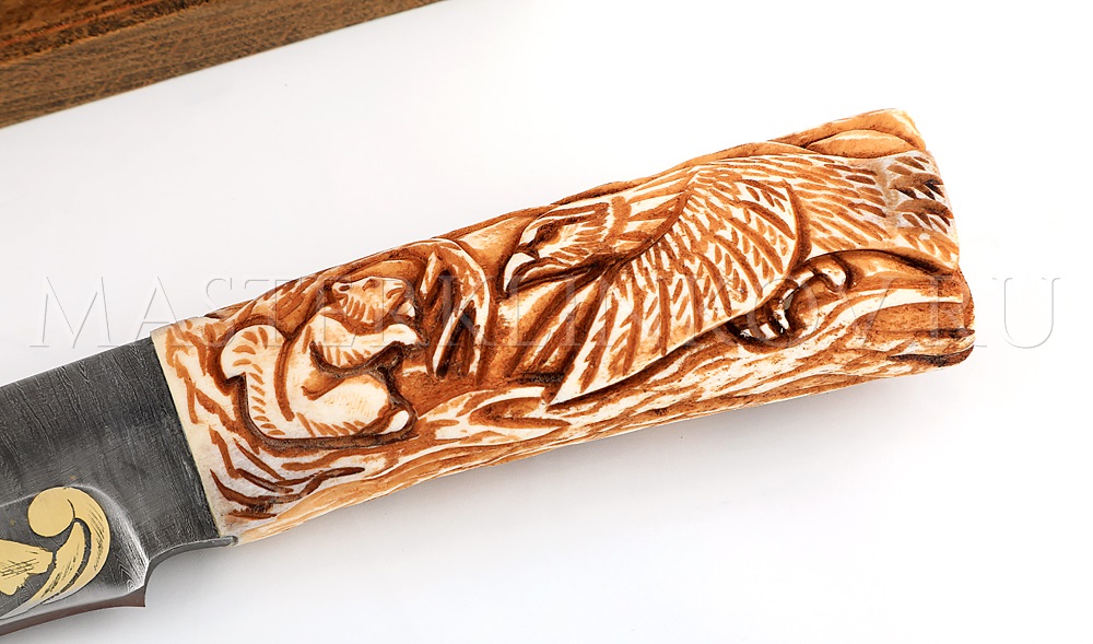 Нож из дамасской стали Беркут, гравировка золочением, рукоять - подставка- рог лося, резьба