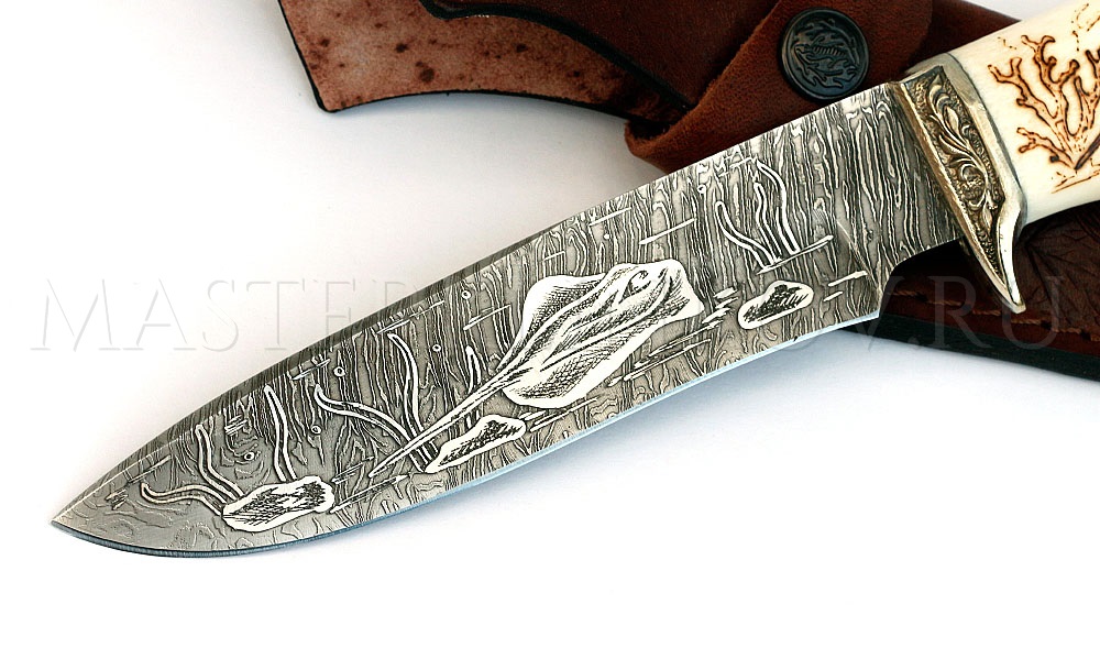 Нож из дамасской стали Скат, гравировка, рог лося