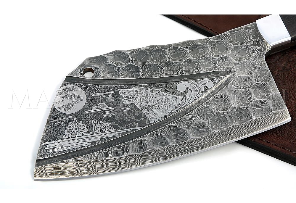 Тяпка цельнометаллическая из дамасской стали, оформление - долы, камень, гравировка волк