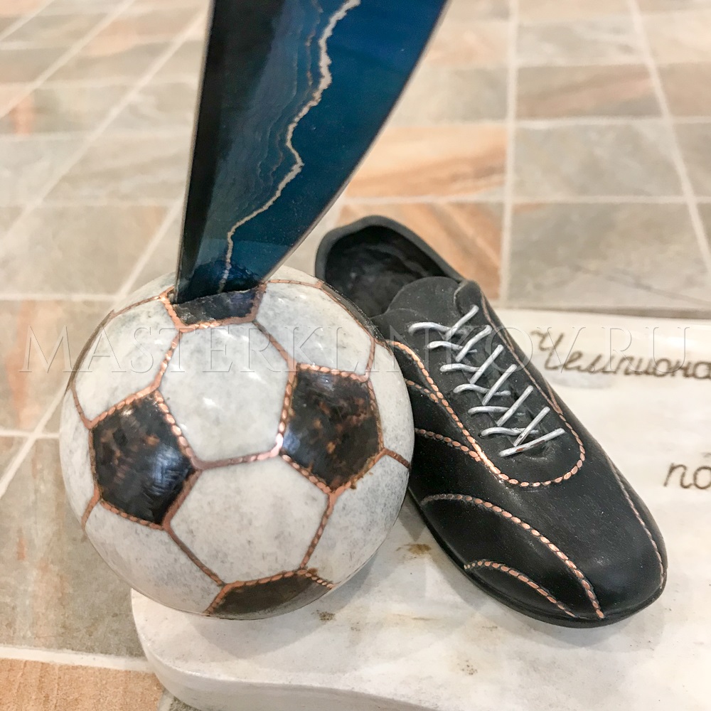 Нож Осетр, мозаичный дамаск Матвеева, рукоять - черный граб, рог лося, подставка - рог лося