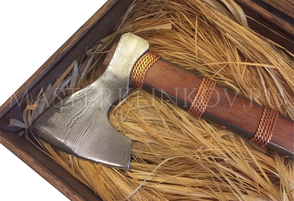 Кованый топор Варяг из дамасской стали, оформление рукояти - кожа, бронза