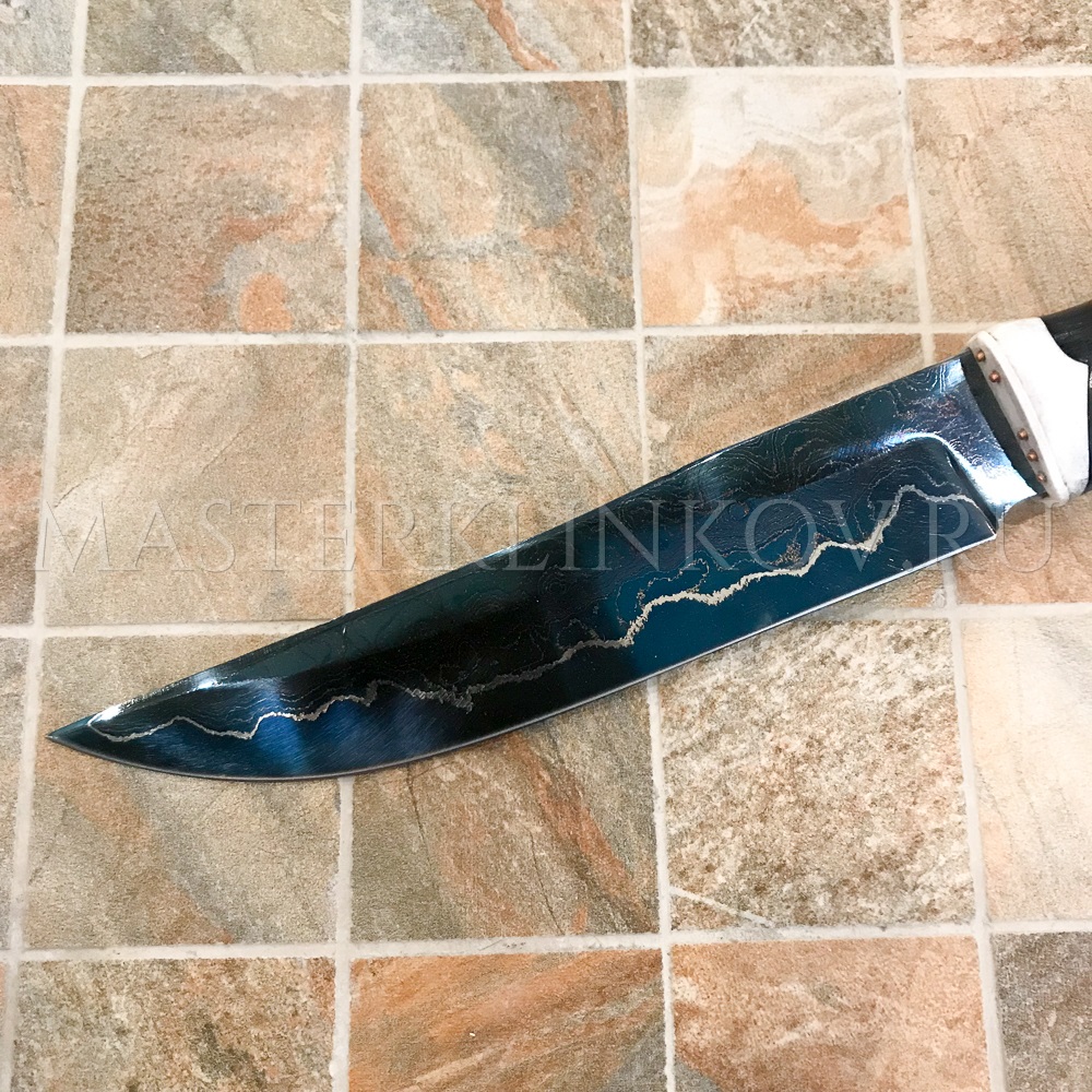 Нож Осетр, мозаичный дамаск Матвеева, рукоять - черный граб, рог лося, подставка - рог лося