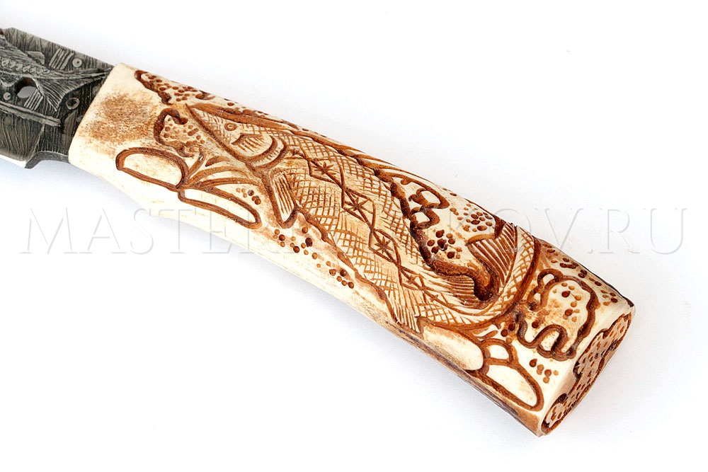 Нож из дамасской стали Осетр, вырубка, резьба по кости, подставка