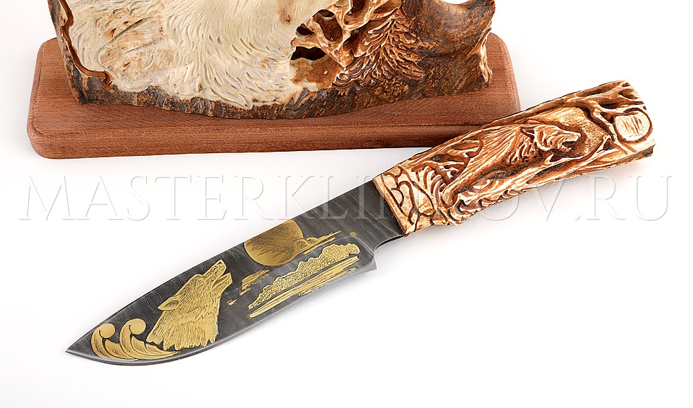 Нож из дамасской стали Волк, гравировка золочение, подставка - рог лося, резьба