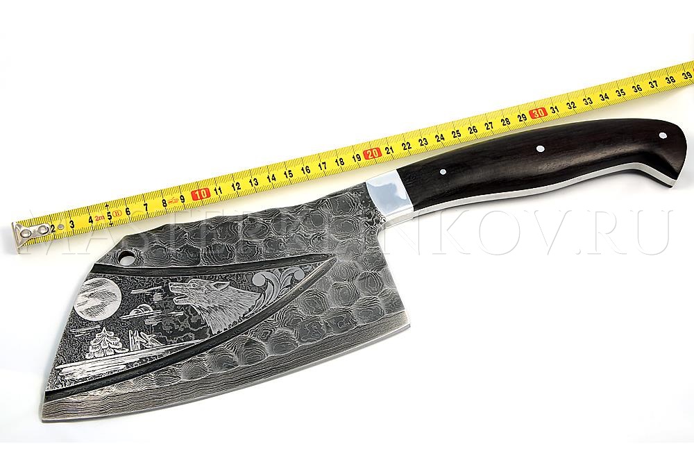 Тяпка цельнометаллическая из дамасской стали, оформление - долы, камень, гравировка волк