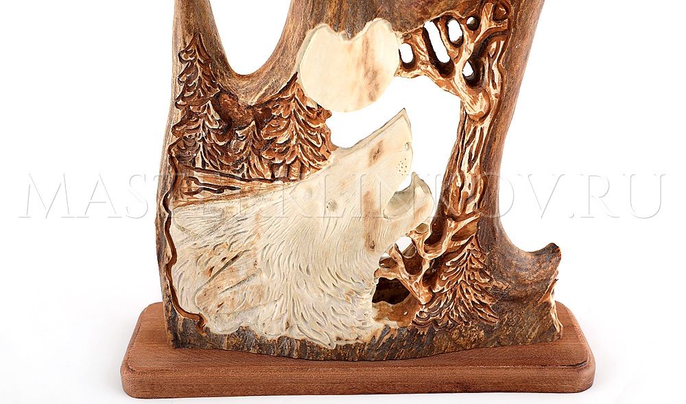 Нож из дамасской стали Волк, гравировка золочение, подставка - рог лося, резьба