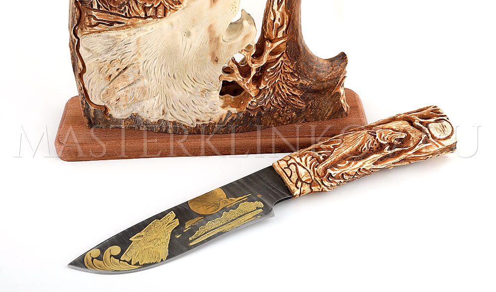 Нож из дамасской стали Волк, гравировка золочение, подставка - рог лося, резьба