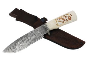 Нож из дамасской стали «Волчица», гравировка Волк, рукоять — рог лося, резьба