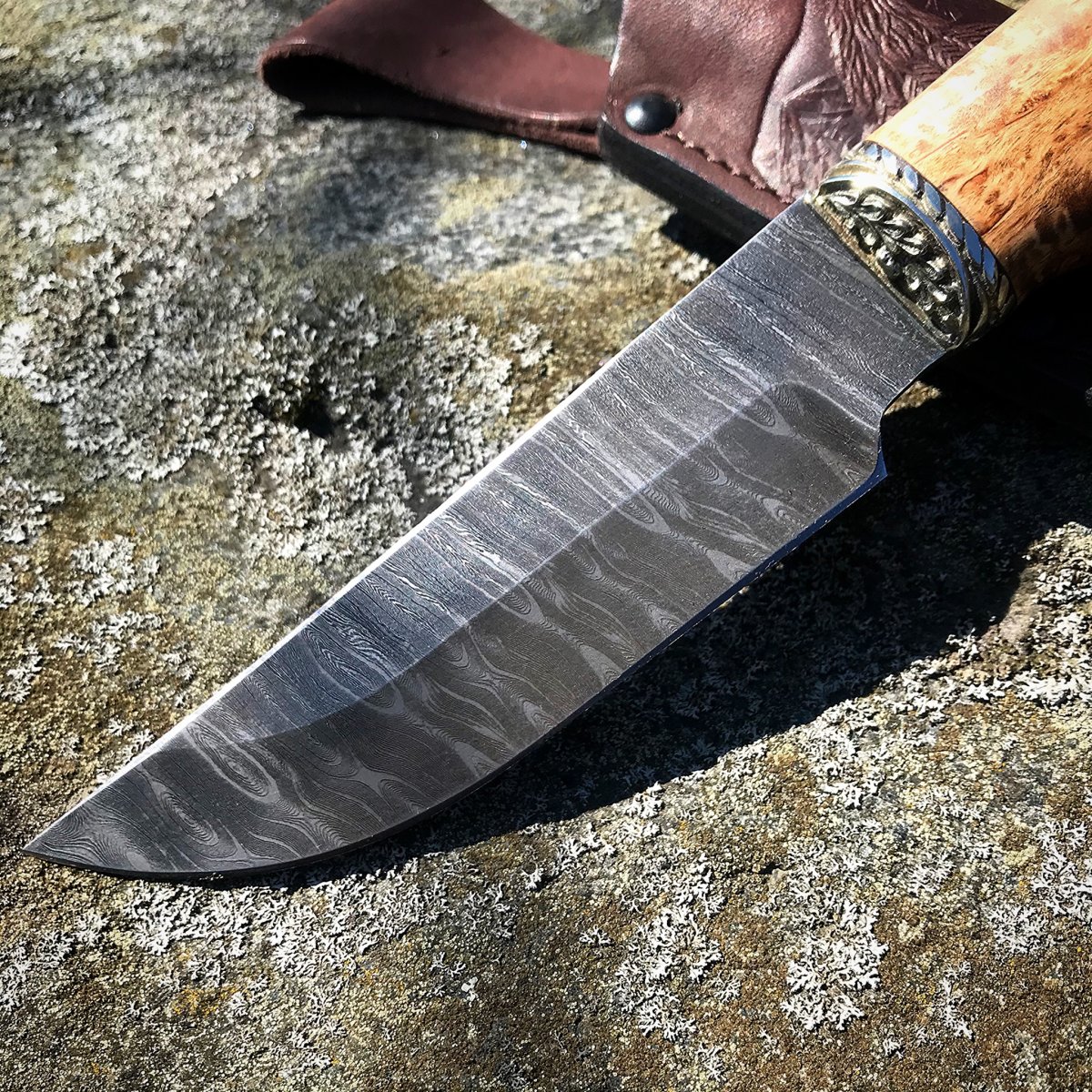 Нож из дамасской стали Егерь, рукоять - карельская береза, литье Тигр